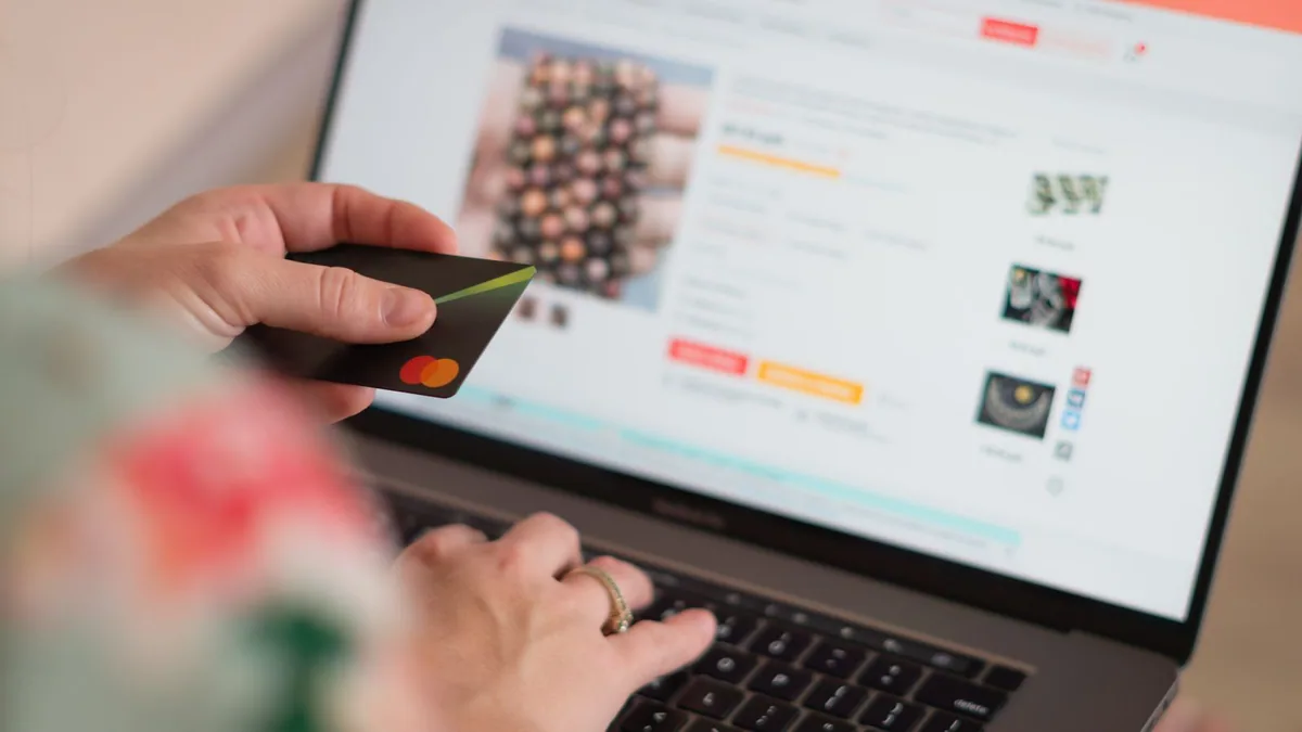 Fondamentaux du e-commerce : client en train de passer une commande sur une boutique en ligne