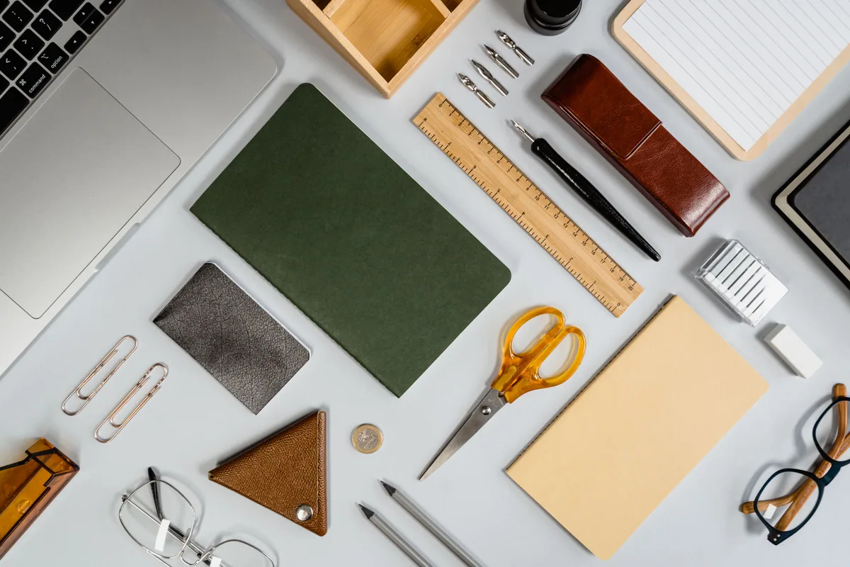fournitures de bureau : assortiment de fournitures disposées à plat, vu de dessus