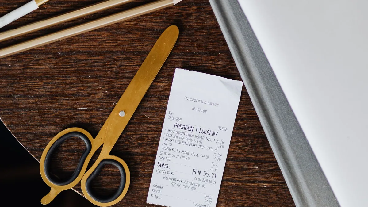 Franchise en base de TVA : ticket de caisse posé sur une table en bois