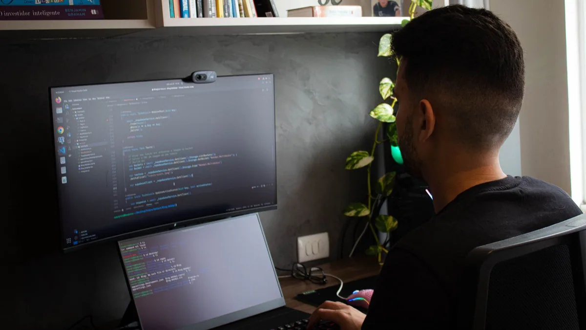 Freelance PrestaShop : développeur travaillant sur le code d'une boutique en ligne à son bureau