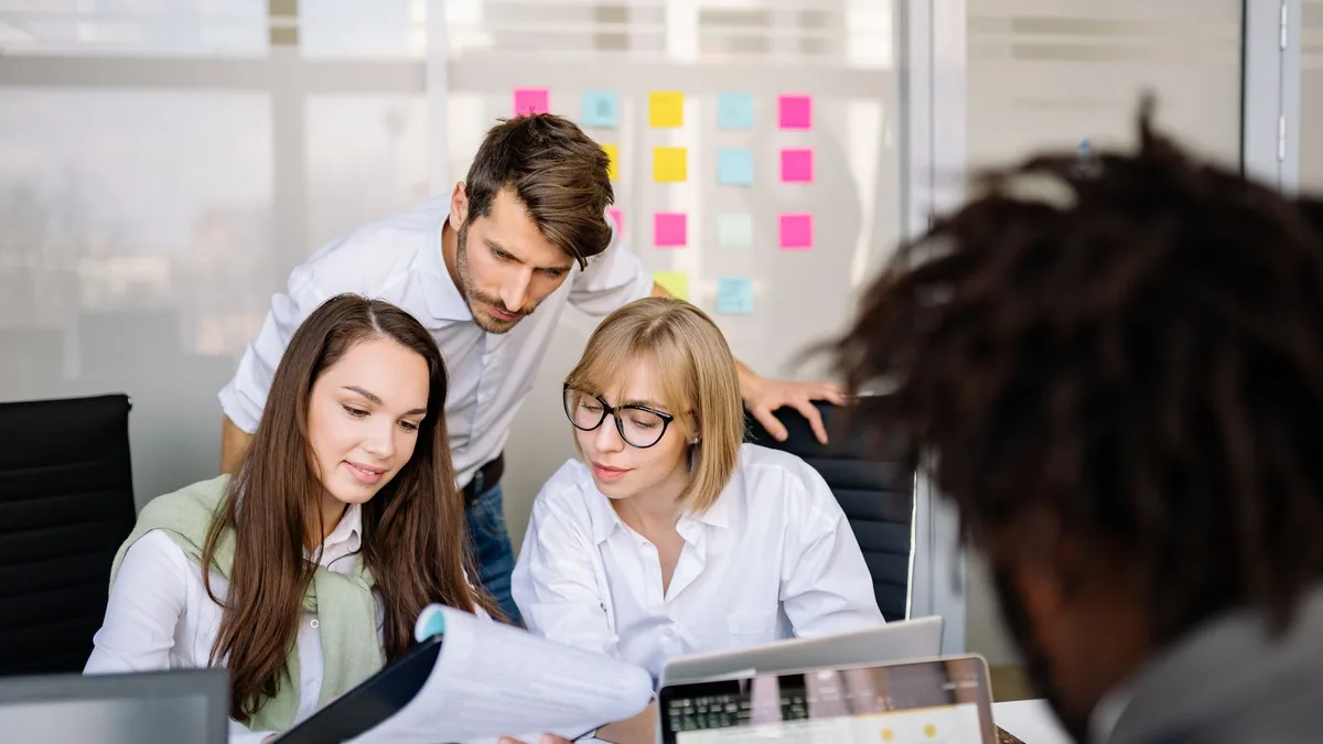 fréquence de nettoyage des bureaux : open space occupé par des salariés