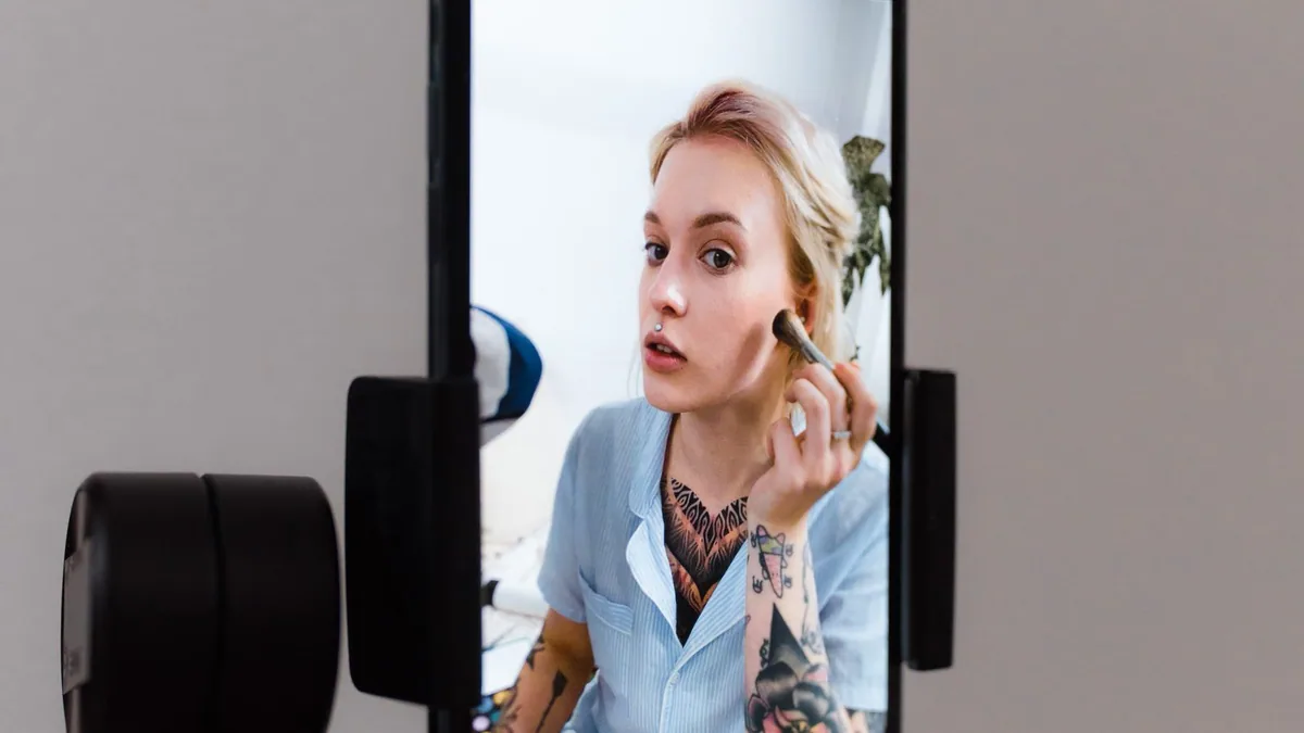 Gagner de l'argent sur TikTok : une créatrice filme une vidéo avec son smartphone sur un stabilisateur