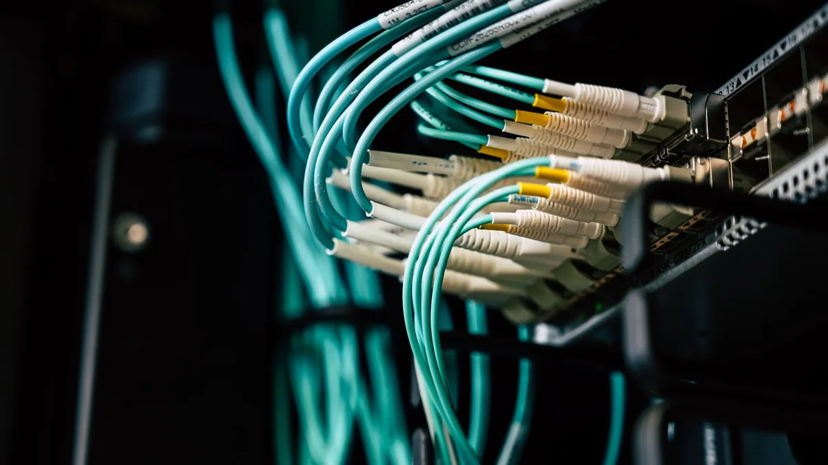 gestion de configuration : câbles connectés à un serveur dans une baie informatique