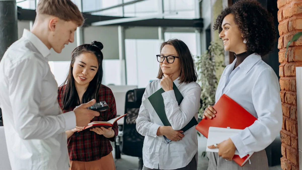 gestion des conflits en entreprise : collègues échangeant pour renouer le dialogue