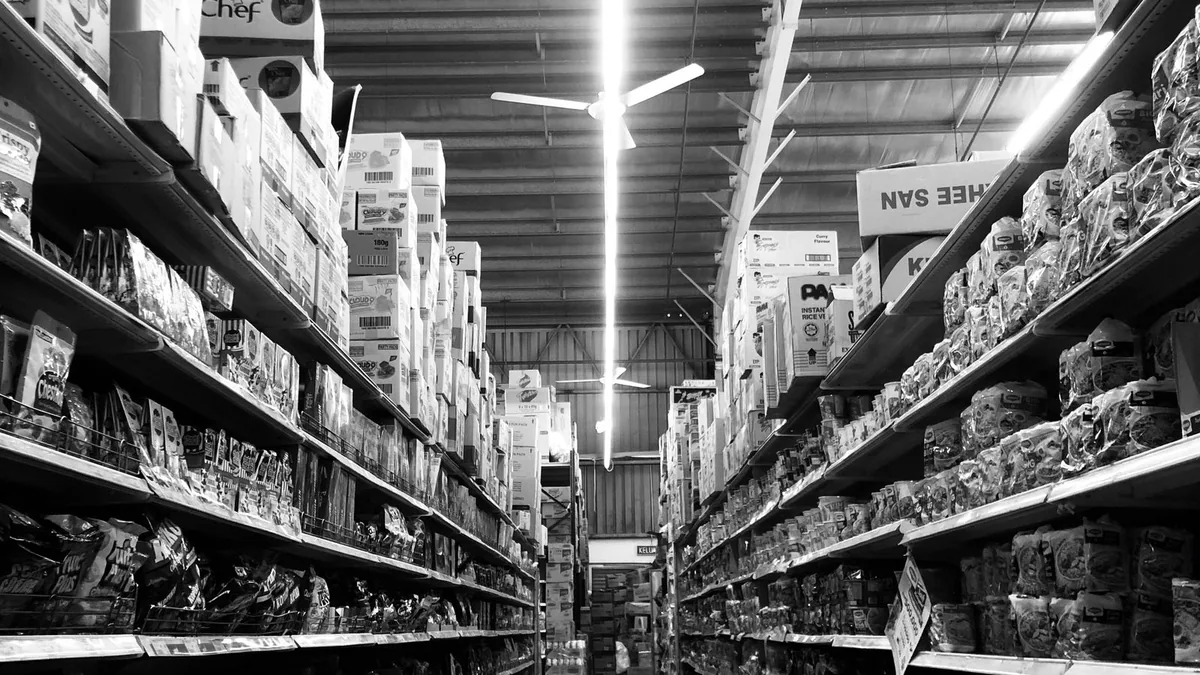 google cloud retail : rayons de supermarché garnis de produits variés