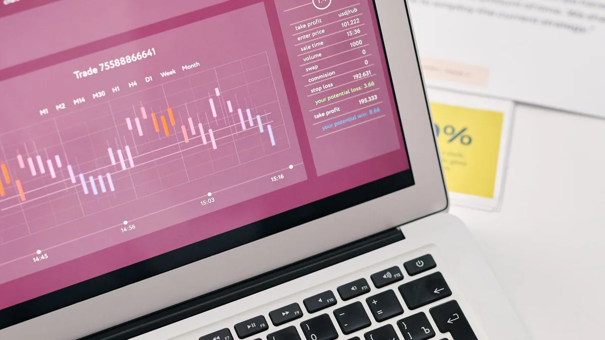 Google Search Console : ordinateur portable affichant des graphiques de suivi