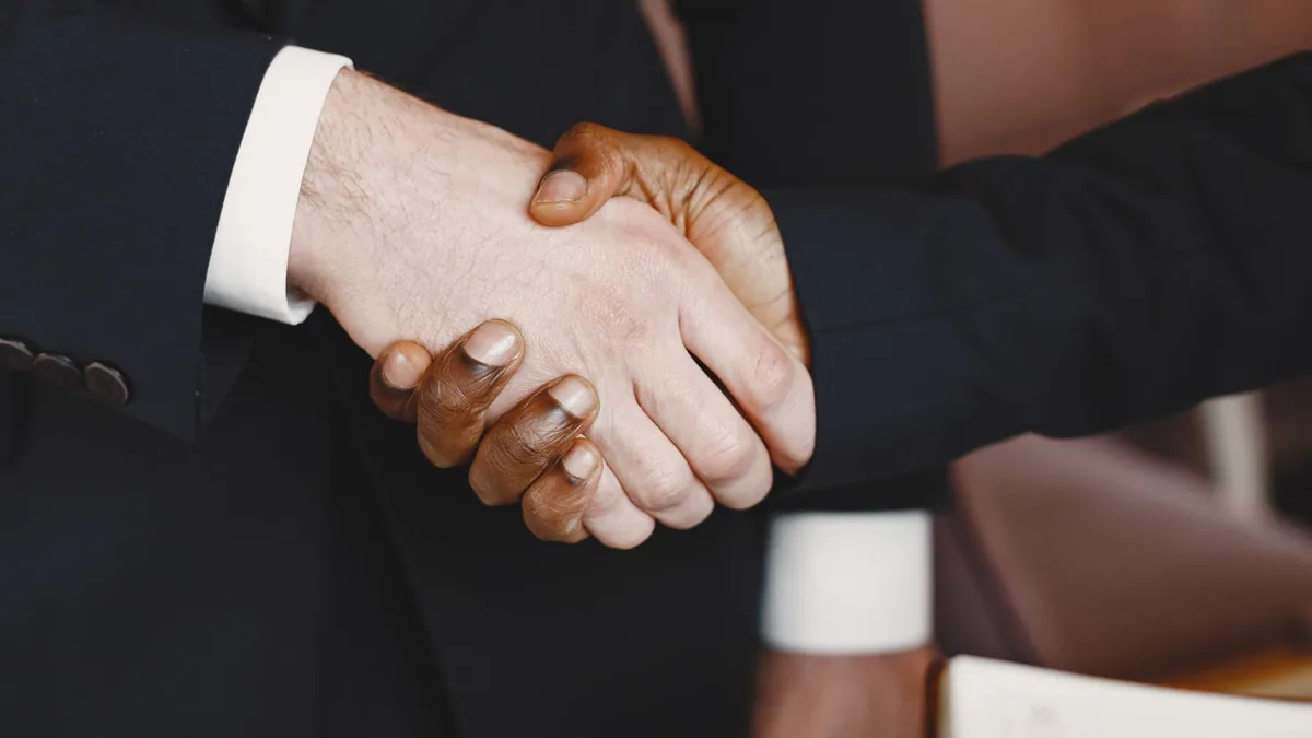 groupement d'intérêt économique : poignée de main entre partenaires, vue rapprochée