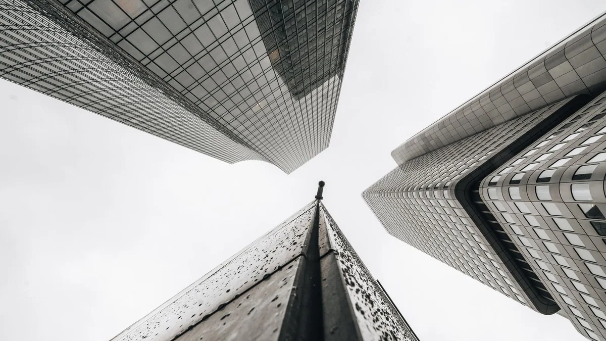 holding société : immeubles de bureaux vus en contre-plongée