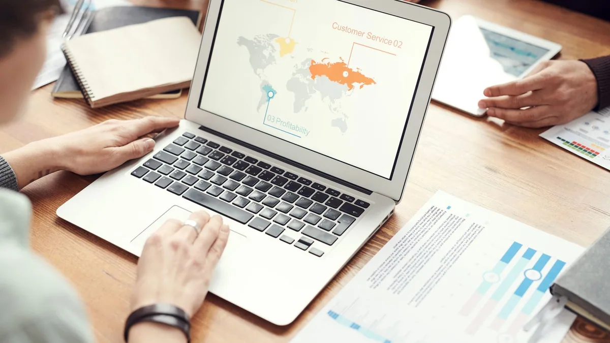 importance du marketing digital : une personne travaille sur son ordinateur portable