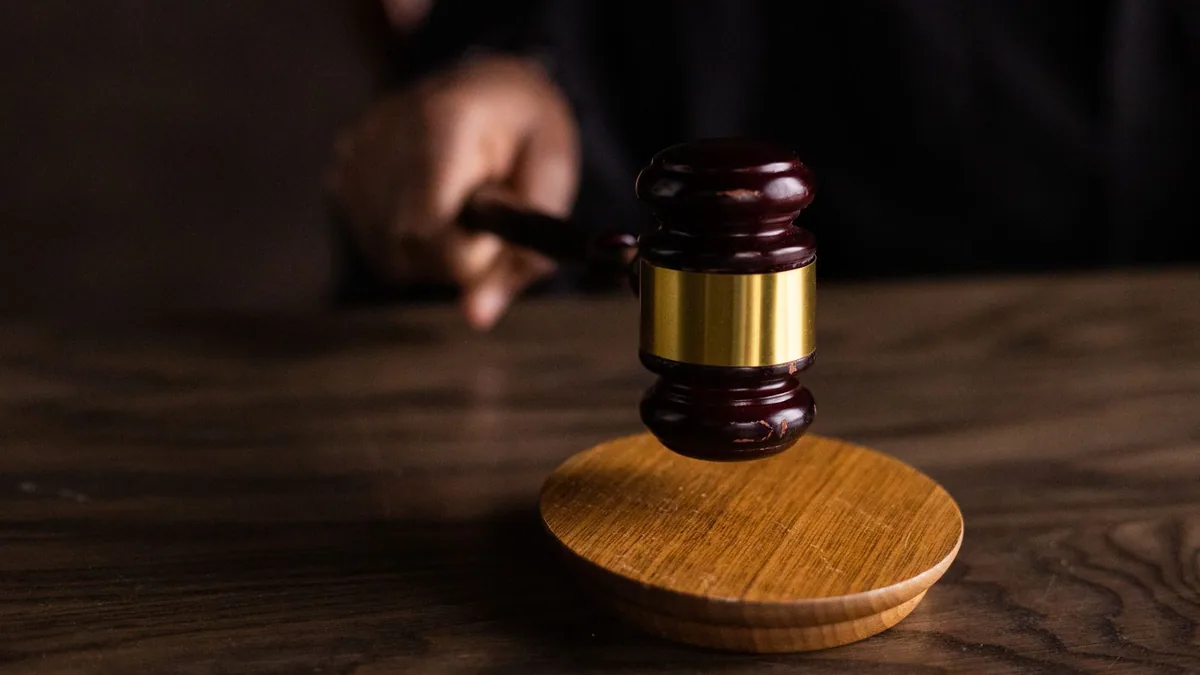 Injonction de payer : marteau de juge posé sur une table en bois