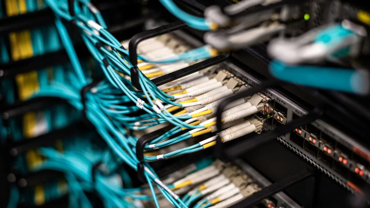 intranet définition : câbles réseau branchés sur un panneau de brassage dans une baie informatique