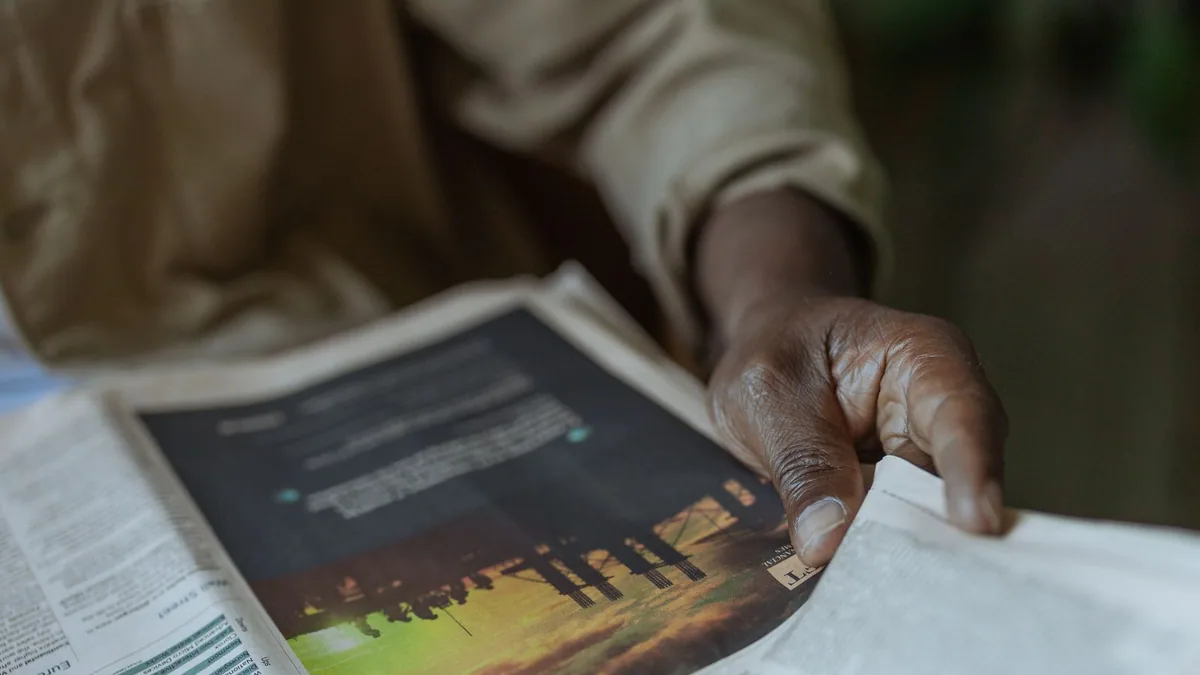 journal d'annonces légales : lecteur consultant un journal papier
