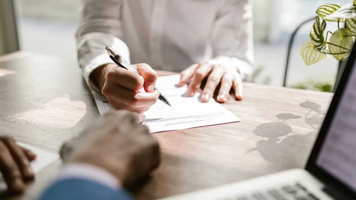 à quoi sert le Kbis : un dirigeant signe un document officiel pour son entreprise