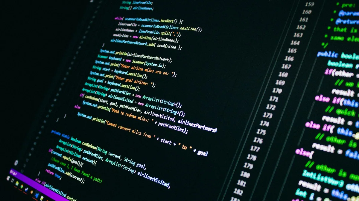langages de programmation les plus utilisés : écran d'ordinateur affichant du code coloré