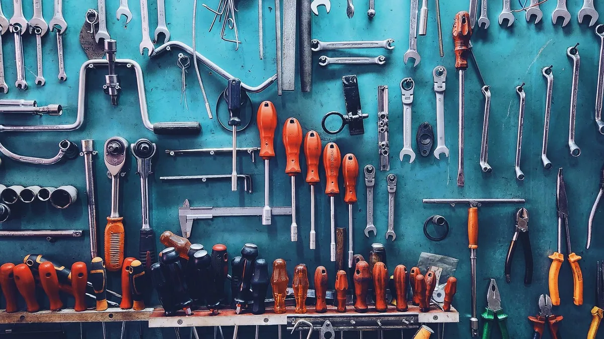 lean management : atelier rangé avec outils triés au mur, application de la méthode 5S