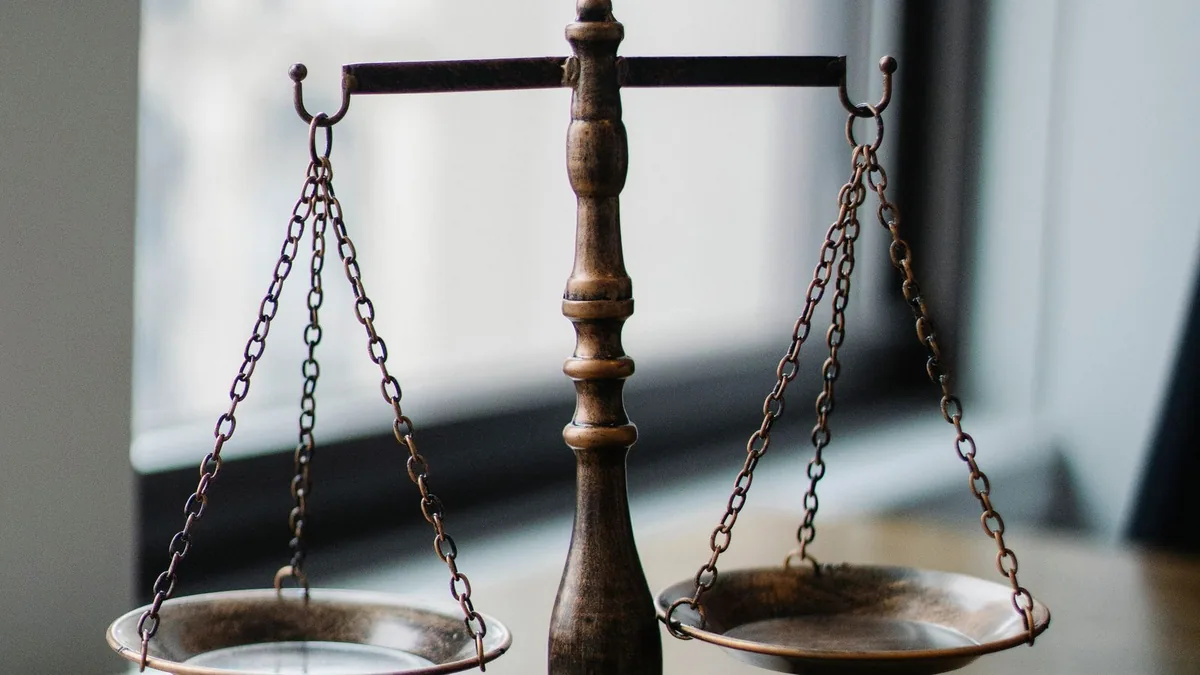 legaltech : balance de la justice et marteau sur le bureau d'un juge