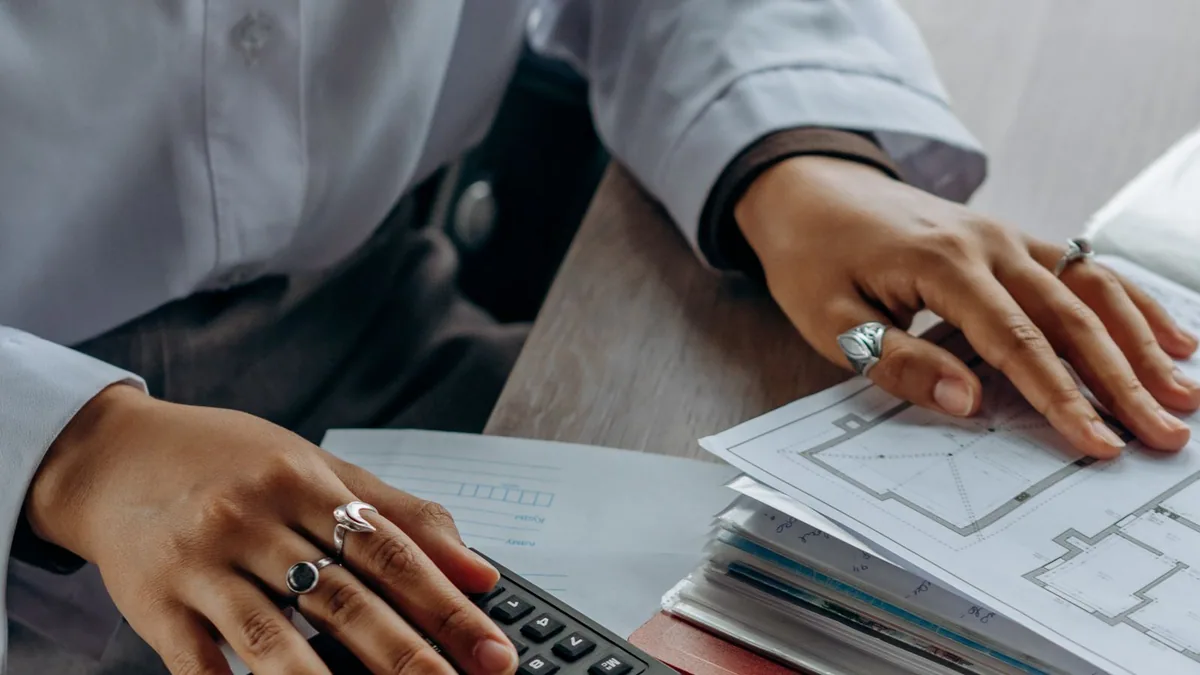livre de paie : contrôle de documents de paie à l'aide d'une calculatrice