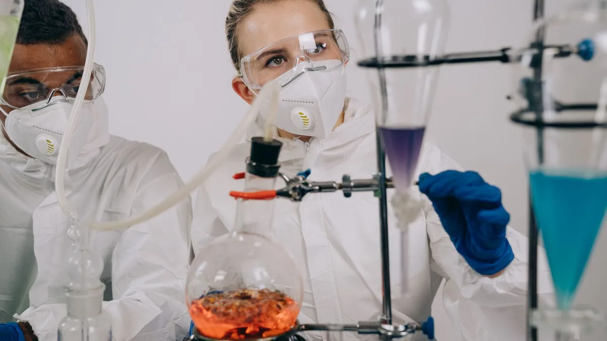 logiciel formulation cosmétique : chimistes au travail dans un laboratoire