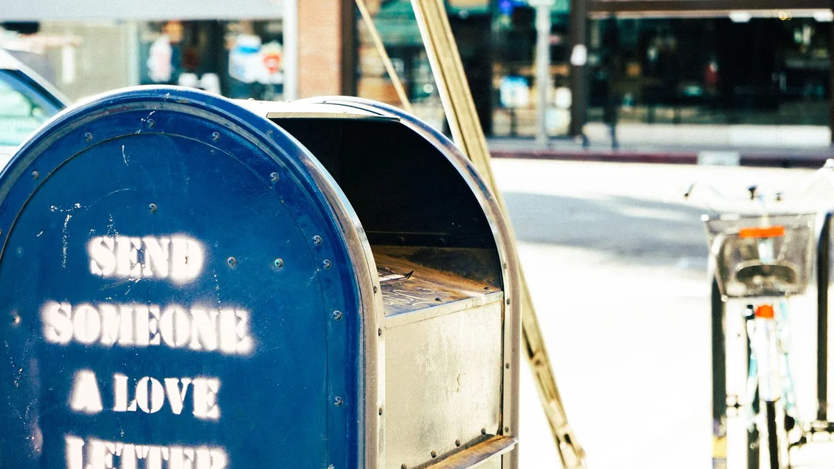 mailing postal : une boîte aux lettres prête à recevoir le courrier
