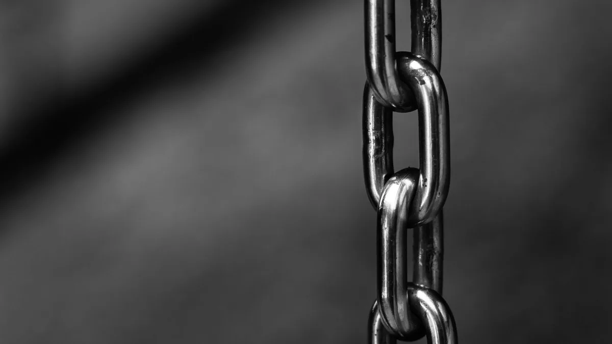 Maillage interne : maillons d'une chaîne en gros plan, image des liens qui relient les pages d'un site