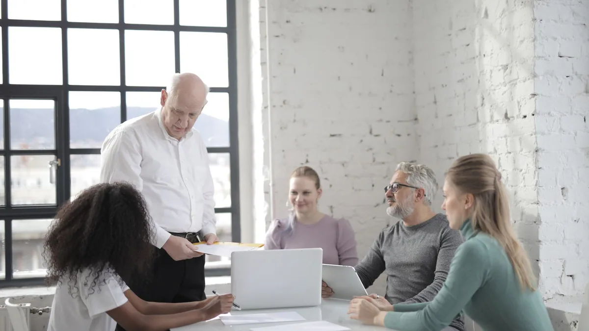 management opérationnel : responsable expliquant la stratégie à ses collaborateurs