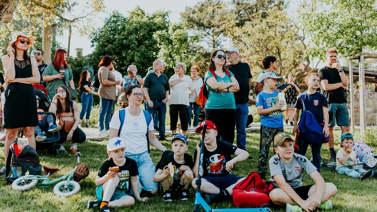 marketing communautaire : une communauté réunie en plein air dans un parc