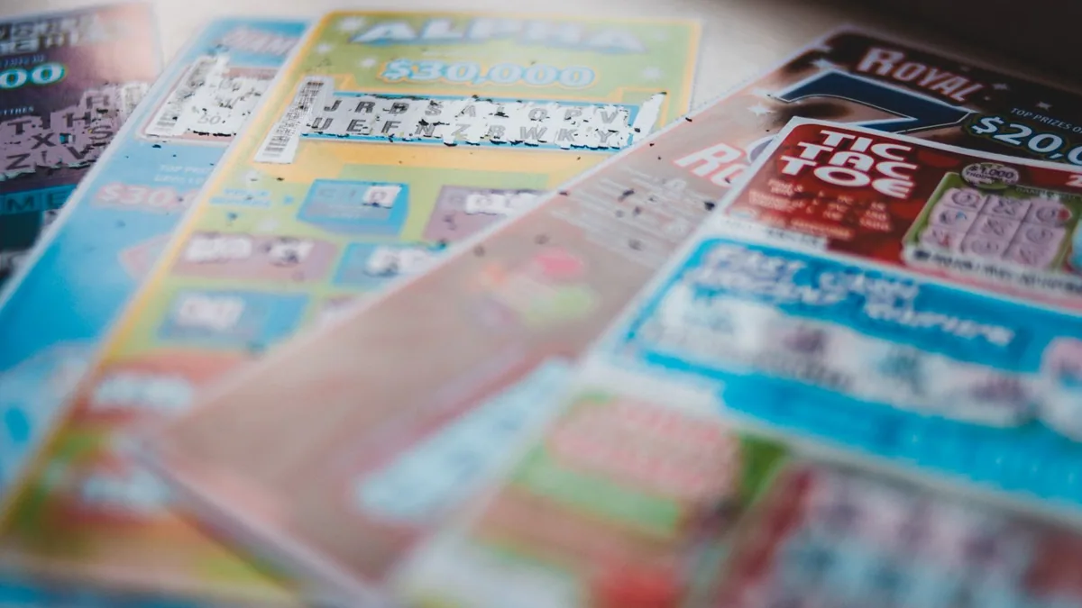 marketing offline : brochures imprimées posées sur le rebord d'une fenêtre