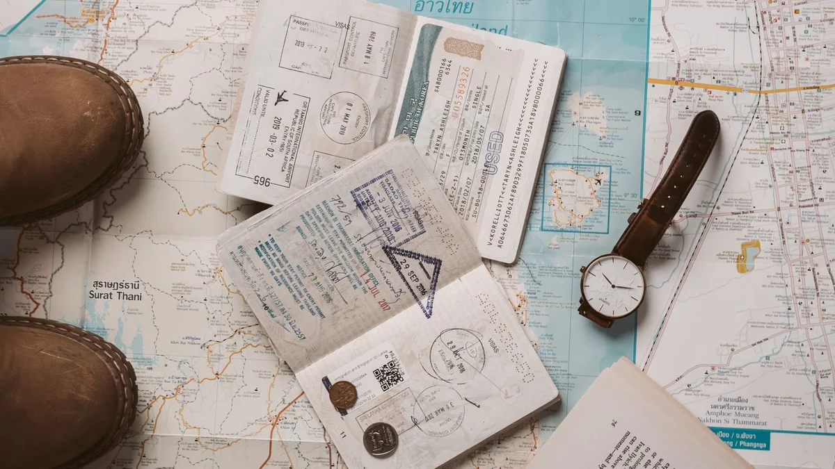 marketing touristique : appareil photo, tirages de voyage et carte posés au sol