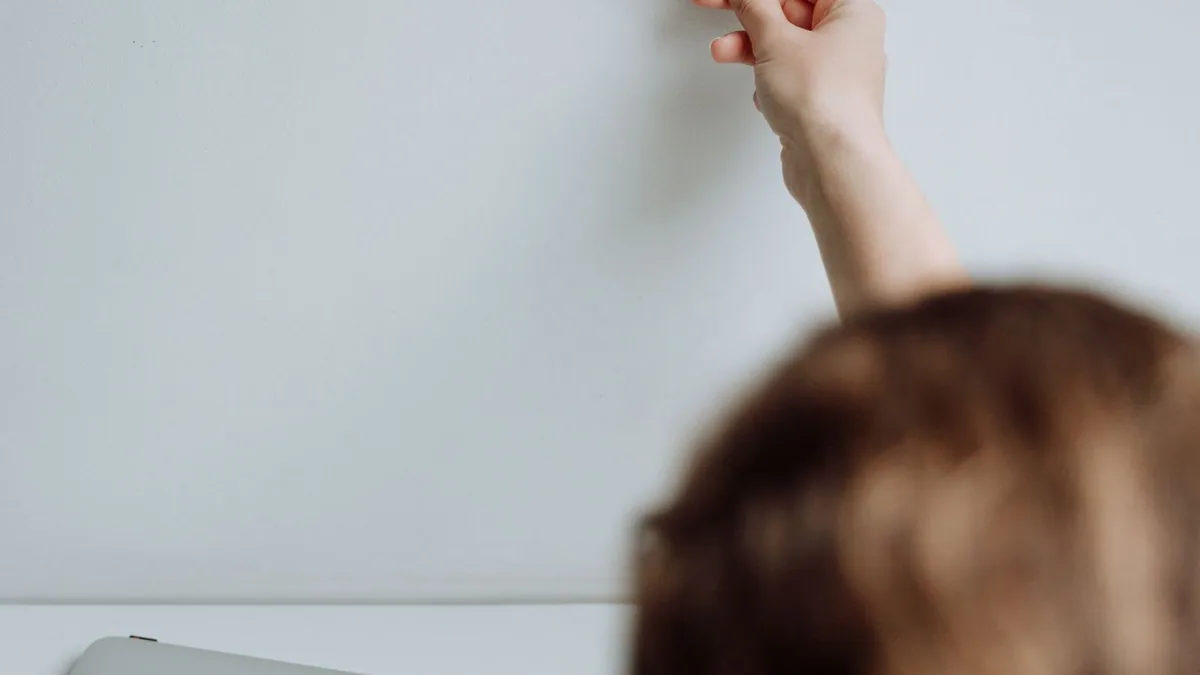 Meilleure agence SEO en France : séance de travail sur un plan d'action avec des notes adhésives