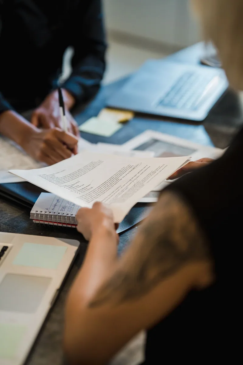 Politique de confidentialité : signature de documents dans un bureau