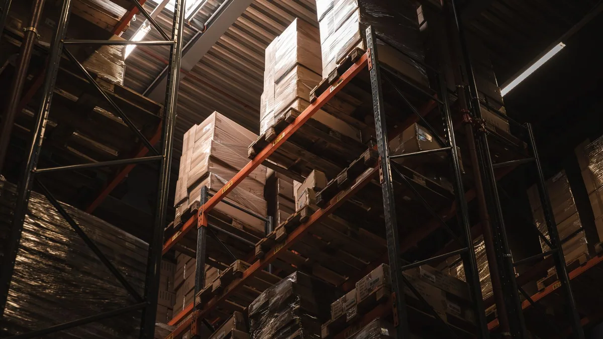 méthode CUMP : cartons rangés sur les étagères d'un entrepôt