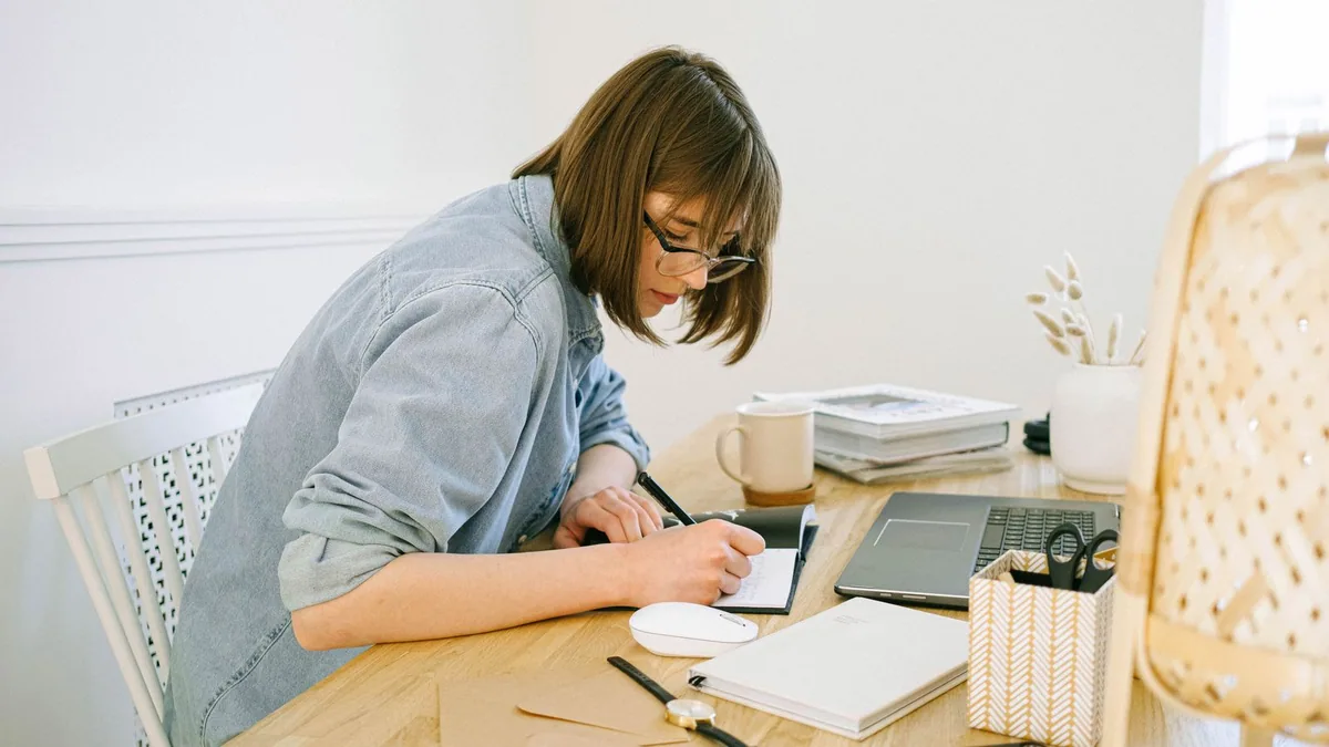 micro entreprise avantages inconvénients : tenue du livre des recettes dans un carnet