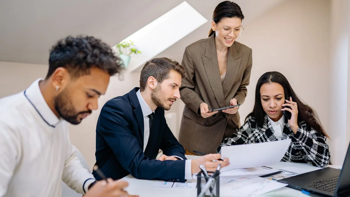 missions agence digitale : équipe de professionnels collaborant dans un bureau moderne