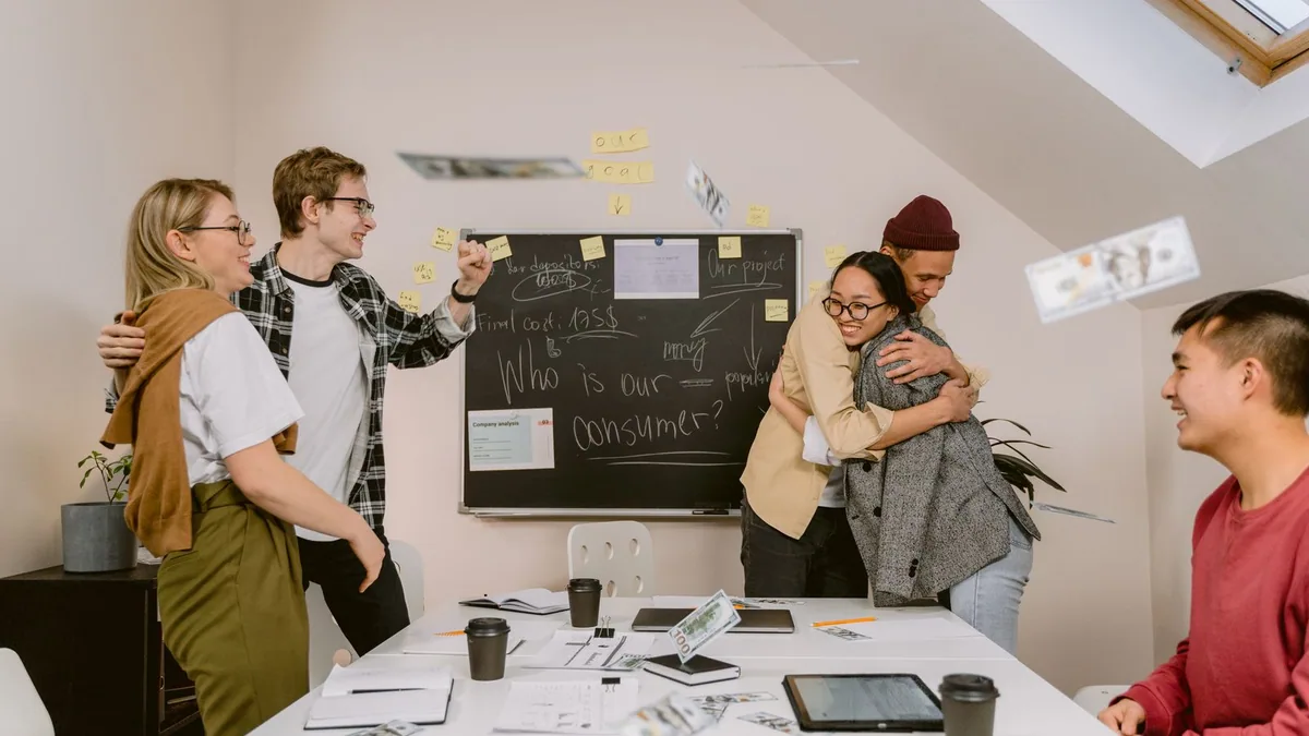 organiser un événement : une équipe célèbre la réussite d'un événement au bureau