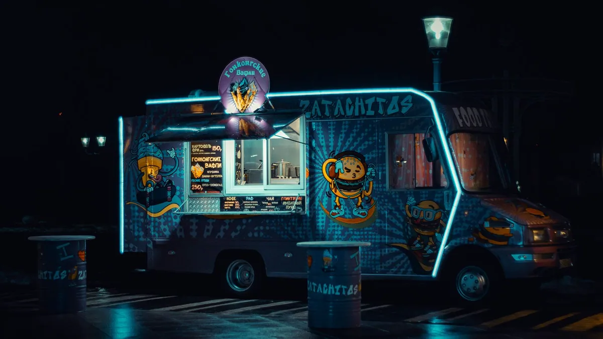 ouvrir un camion pizza : camion de restauration ambulante stationné dans la rue