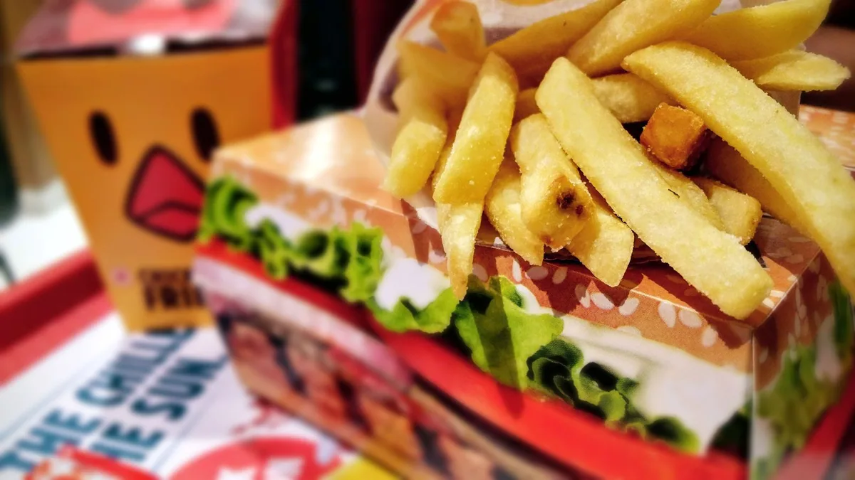 ouvrir un fast food : burger et frites servis dans une boîte à emporter