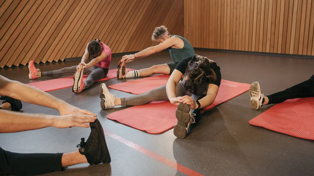 ouvrir une salle de sport : groupe d'adhérents faisant de l'exercice ensemble