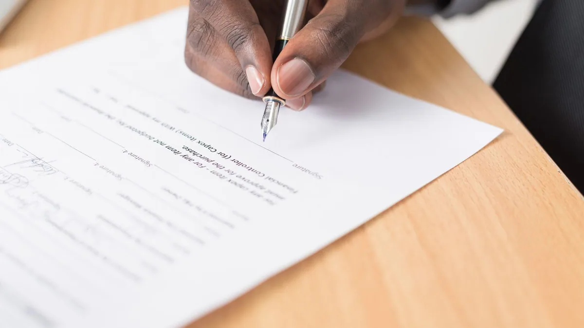 pacte Dutreil : stylo plume posé sur une feuille de papier blanche