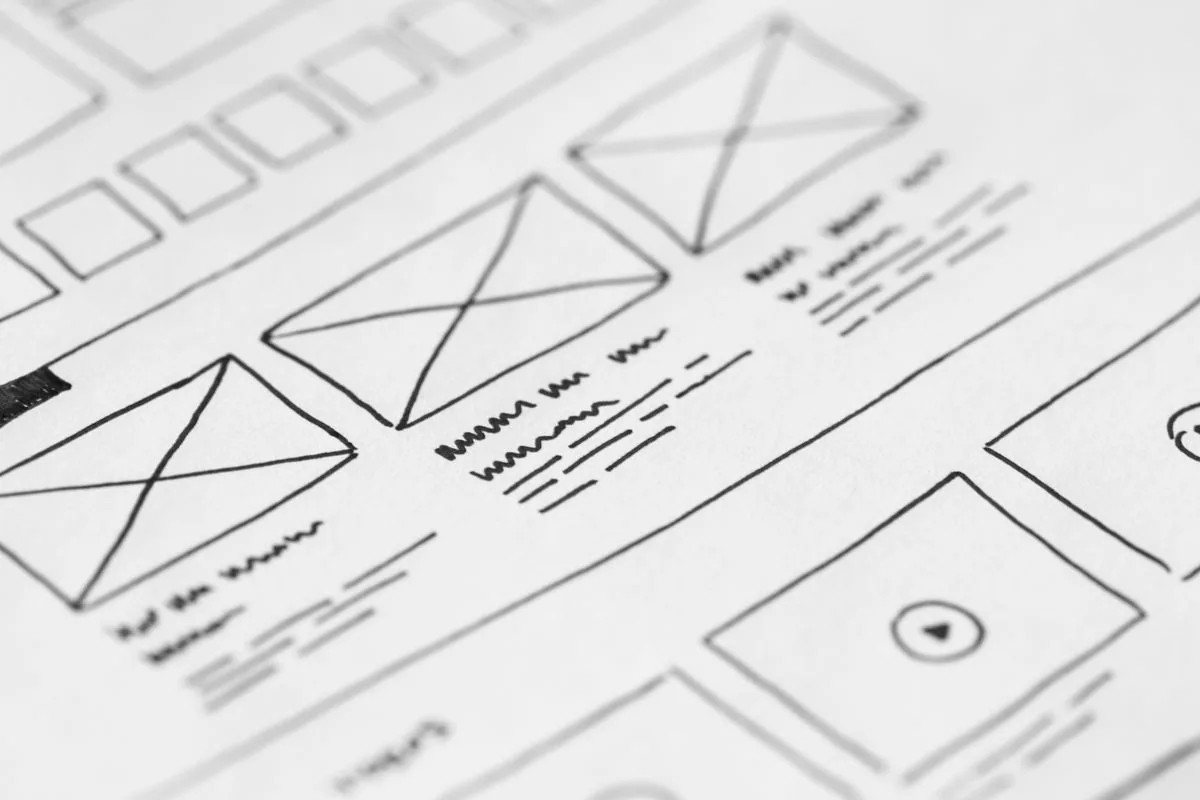 Refonte de site internet : croquis de wireframe de pages web dessiné à la main sur papier
