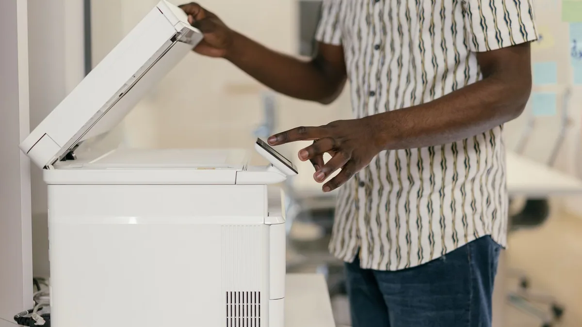 photocopieur a3 : personne utilisant un photocopieur professionnel au bureau