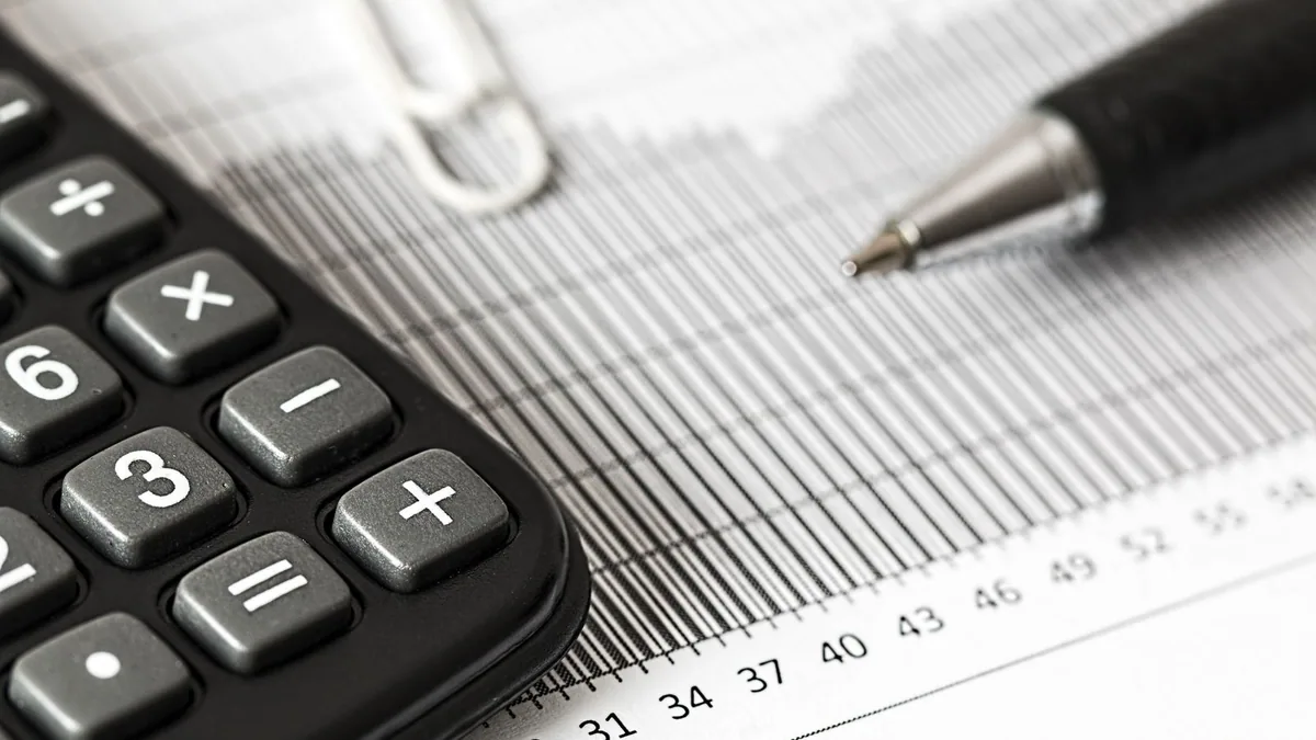 Plan de financement : calculatrice et stylo posés sur une table pour chiffrer les besoins