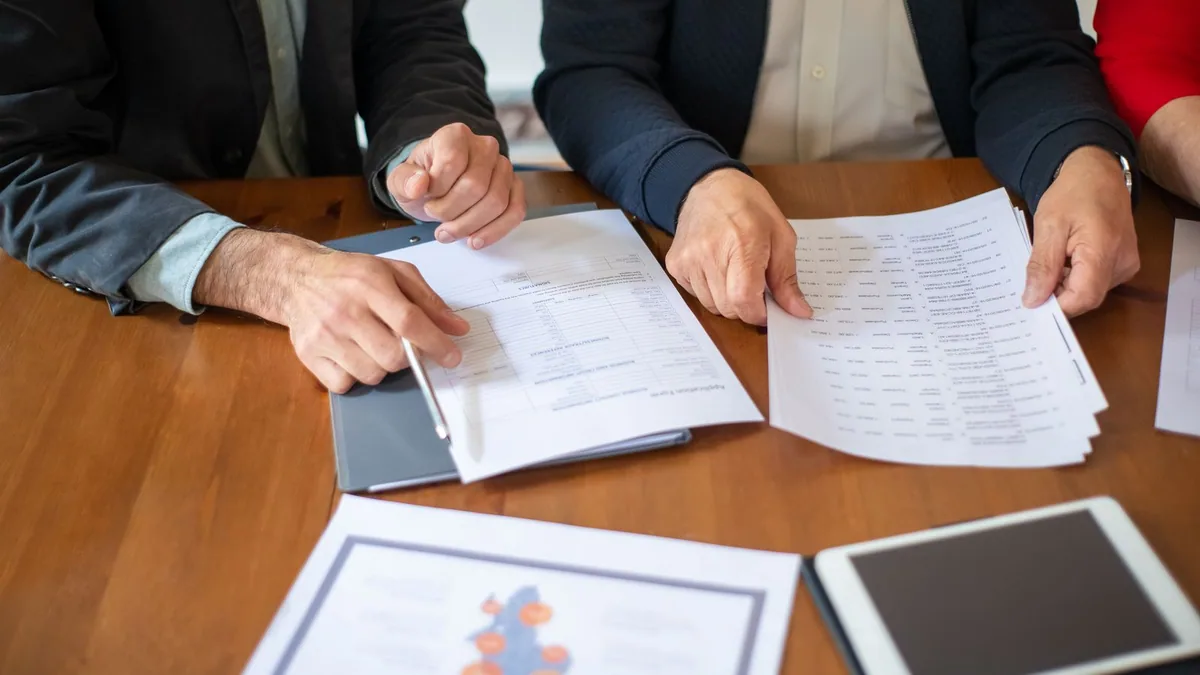 plus-value de cession de parts sociales : associés étudiant les documents de la cession