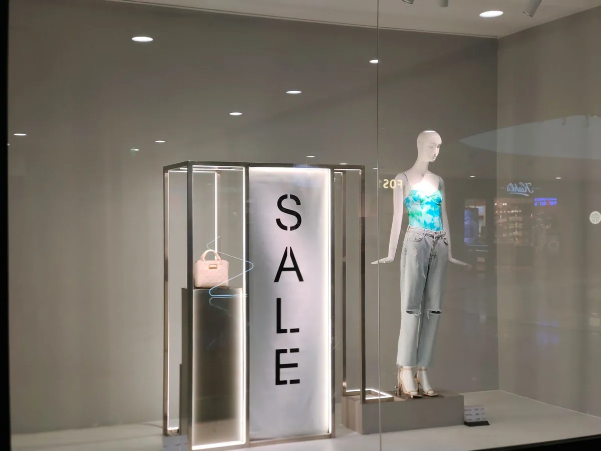 plv : vitrine d'un magasin de vêtements mettant en avant ses produits