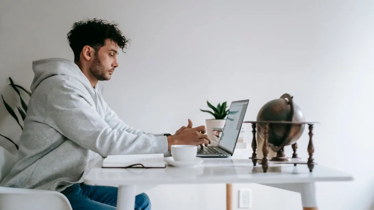 portage salarial : consultant travaillant sur ordinateur portable depuis son domicile