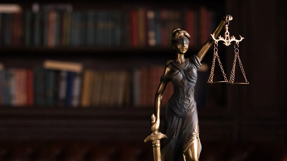 procédure de sauvegarde : statuette de la justice et marteau de juge