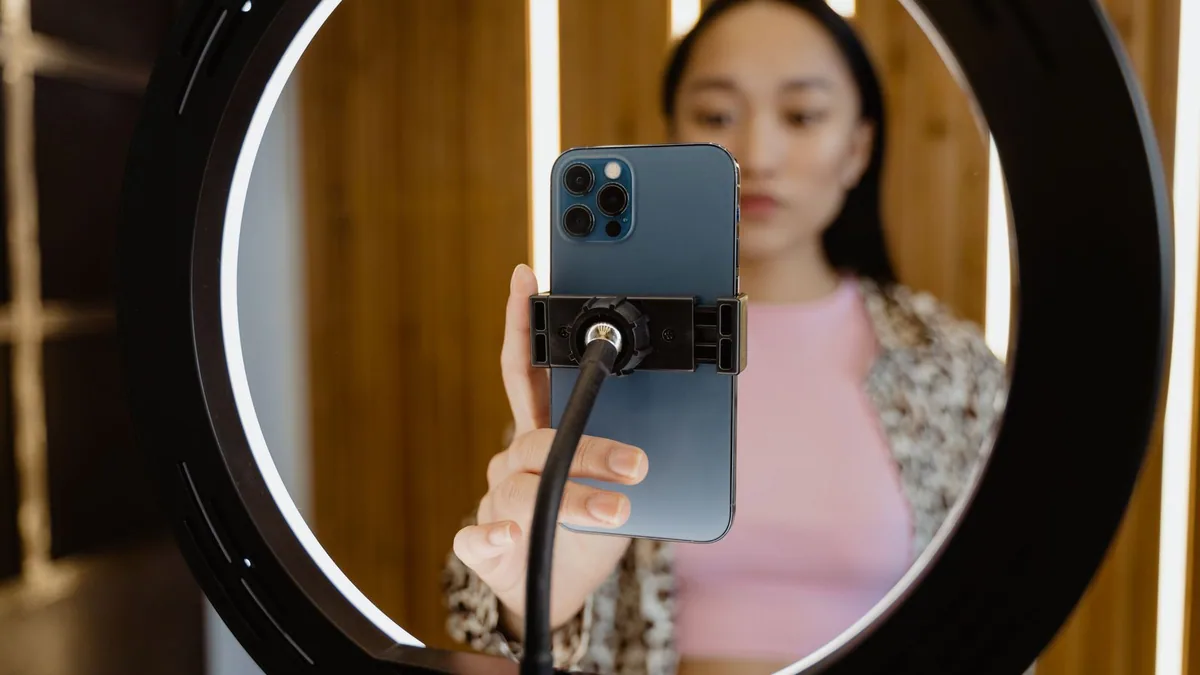 promouvoir un produit : un smartphone fixé sur un anneau lumineux, prêt pour une vidéo de présentation