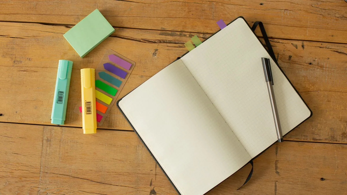 raison sociale : carnet ouvert et stylo pour chercher le nom de son entreprise