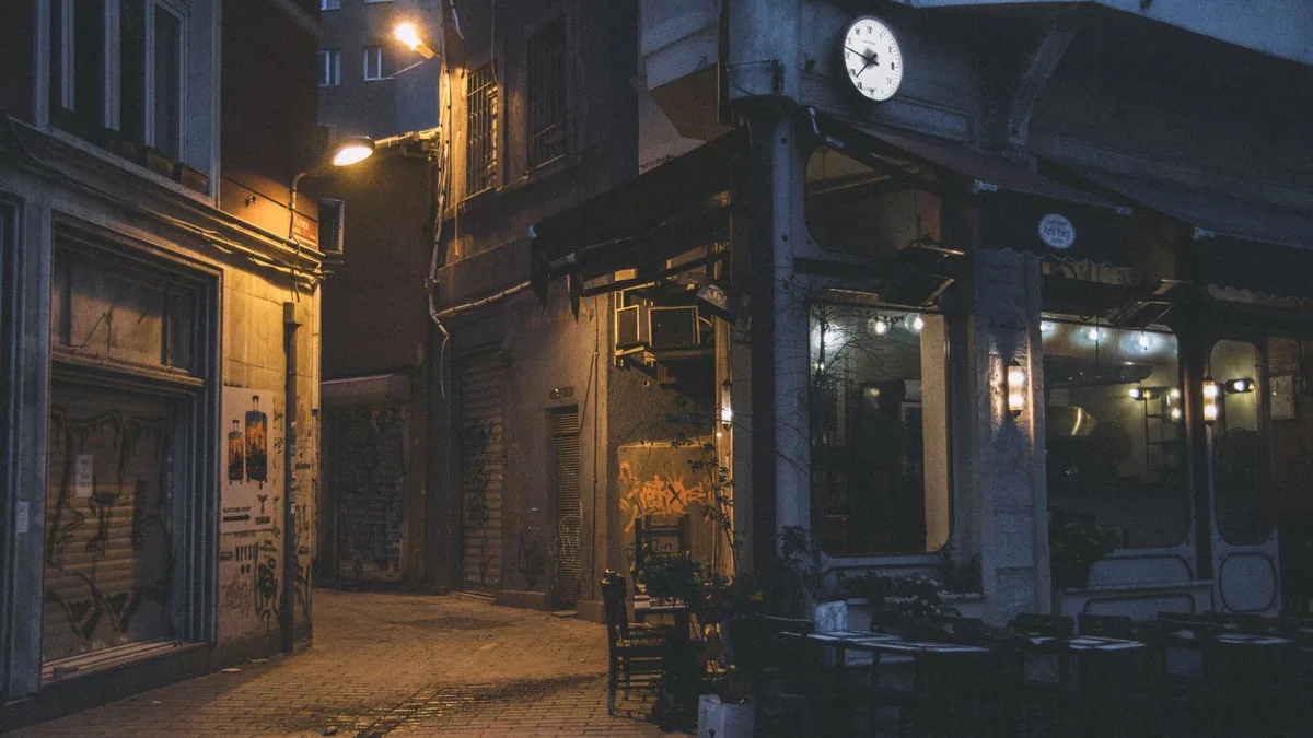 récession économique : rue de ville déserte la nuit