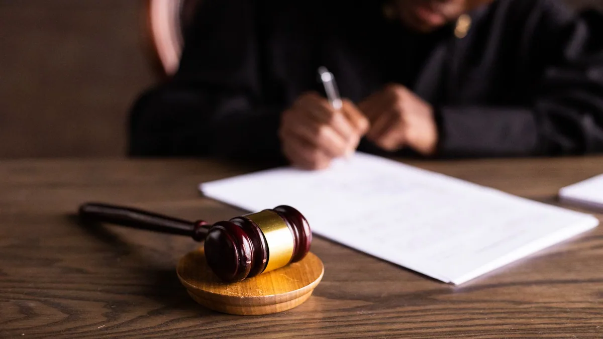 redressement judiciaire : un juge signe des documents