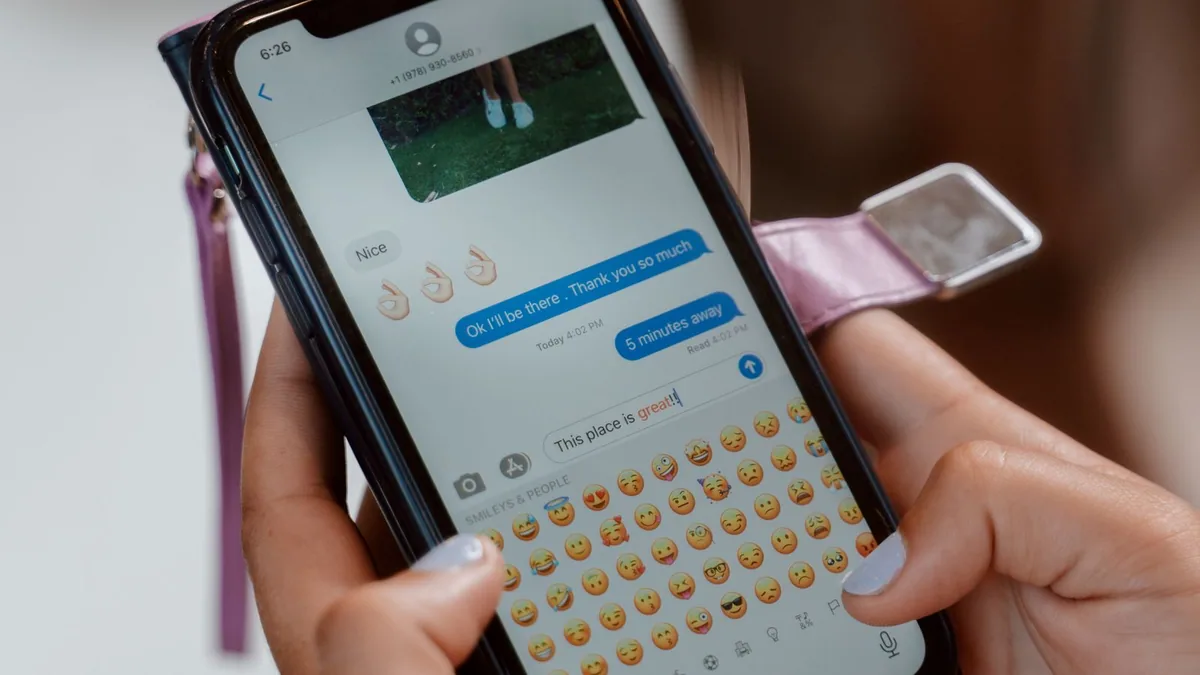 réducteur de lien : une personne envoie un SMS depuis son smartphone
